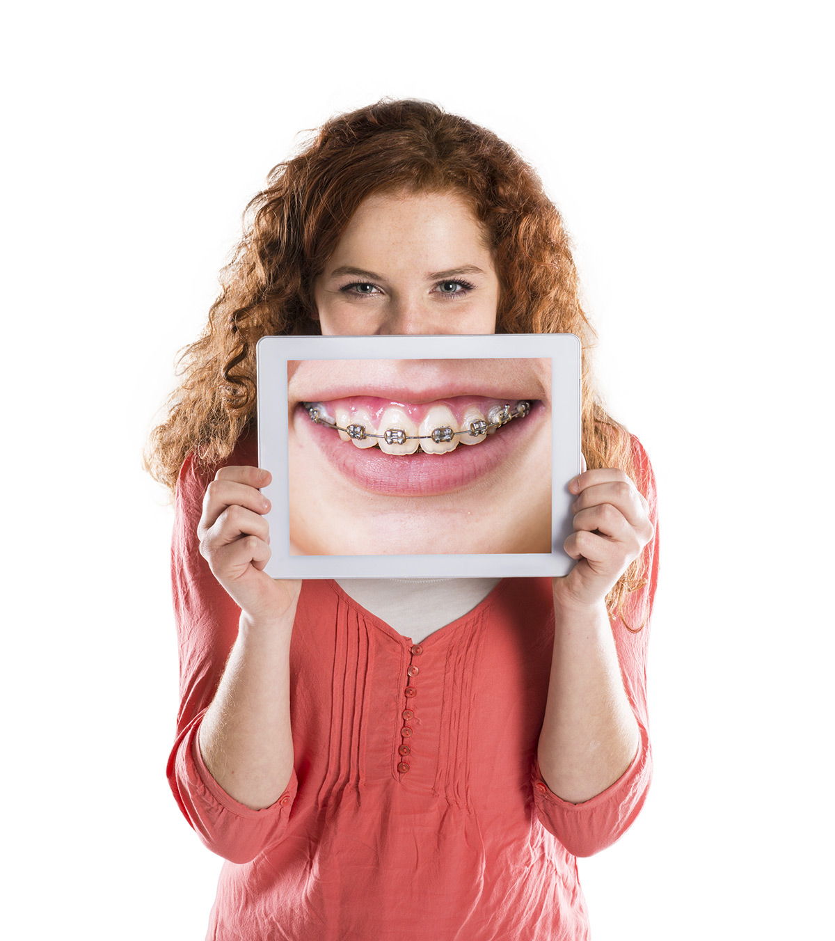 Frau hält Bild eines Lächeln mit Zahnspange vor dem Mund